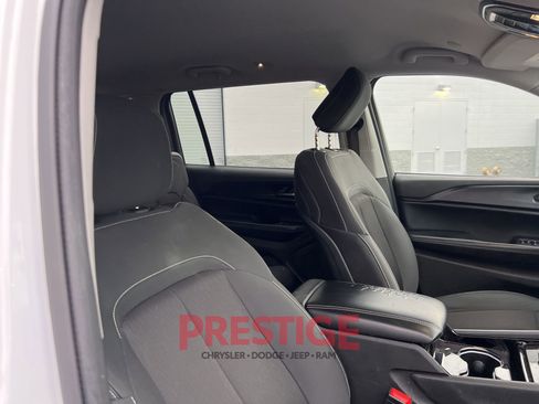 Used 2023 Jeep Grand Cherokee L Laredo image 25