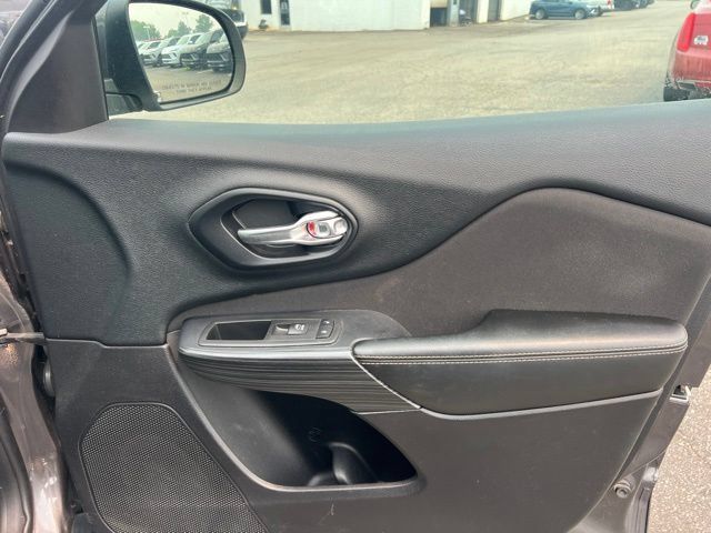 Used 2016 Jeep Cherokee Latitude w/ Cold Weather Group AWD/4WD image 9