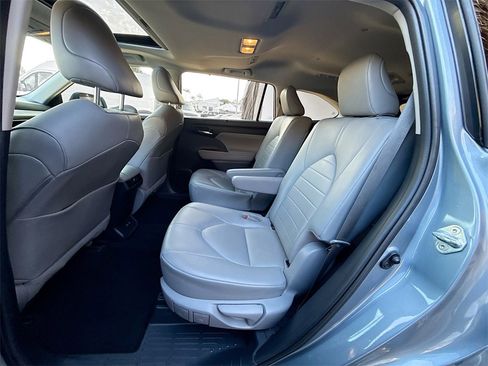 Used 2020 Toyota Highlander XLE image 27