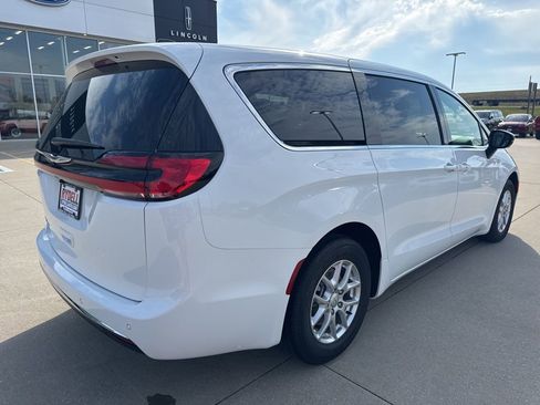 New 2026 Chrysler Pacifica Select image 32