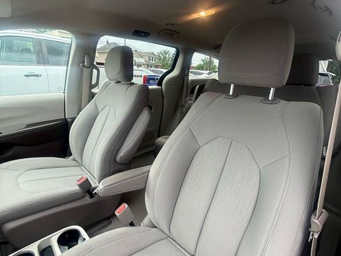 Used 2018 Chrysler Pacifica L FWD image 15