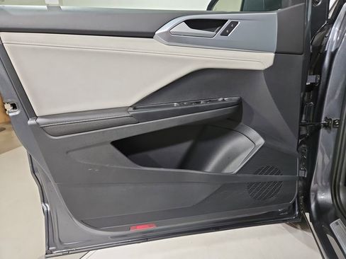 Certified 2025 Volkswagen Taos SE FWD image 11