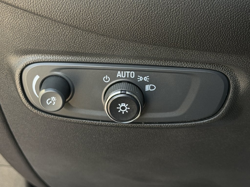 Used 2022 Chevrolet Equinox RS w/ RS Leather Package FWD image 27