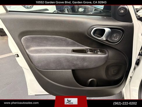 Used 2017 FIAT 500L Trekking w/ Dual-Pane Sunroof Package image 14