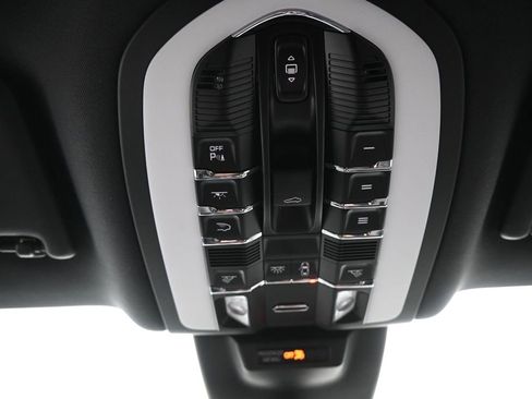 Used 2024 Porsche Macan Turbo AWD/4WD image 39
