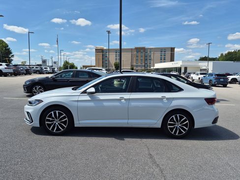 Used 2026 Volkswagen Jetta SE FWD image 6