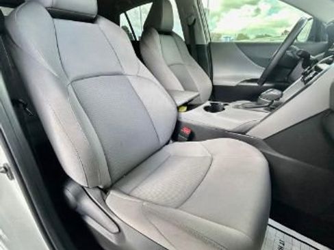 Used 2021 Toyota Venza LE image 9