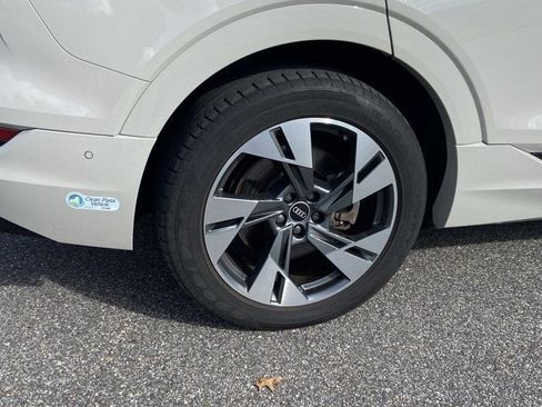 Used 2022 Audi e-tron Premium w/ Convenience Plus Package image 11