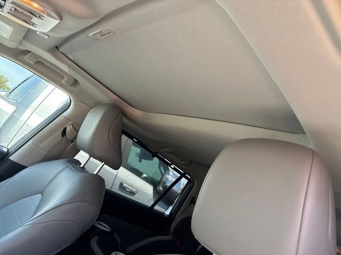 Used 2025 Toyota Highlander XLE FWD image 8