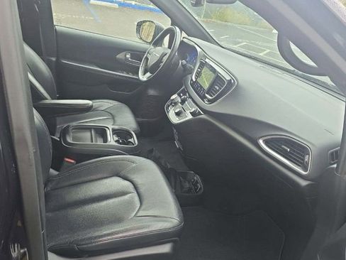 Used 2020 Chrysler Pacifica Touring-L image 37