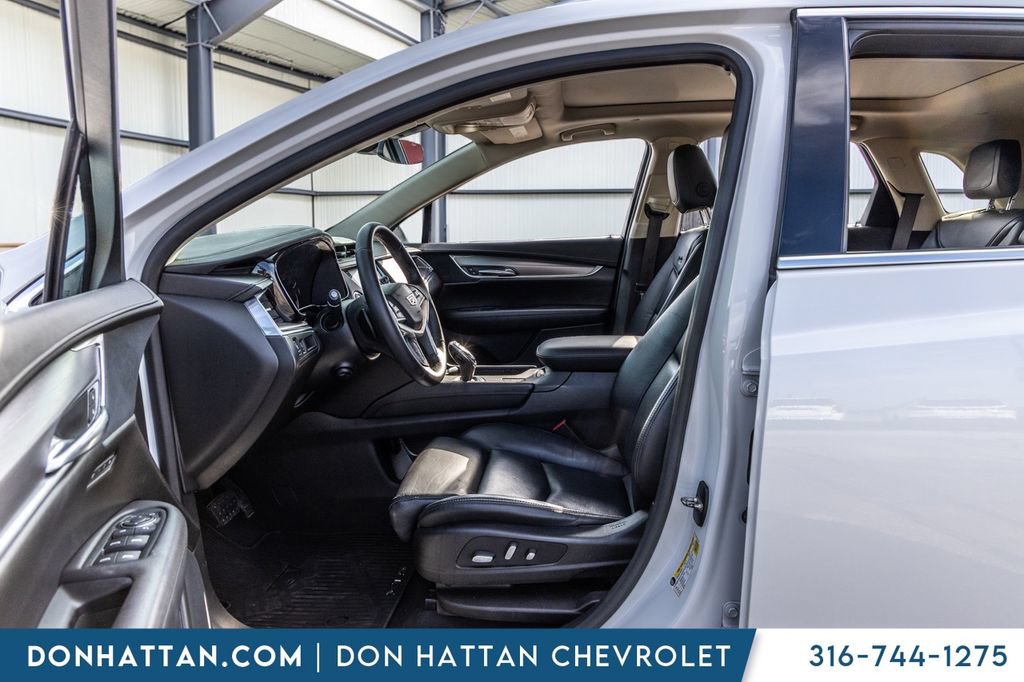 Used 2017 Cadillac XT5 Luxury w/ Driver Awareness Package FWD image 4