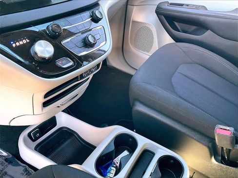 Used 2023 Chrysler Voyager LX image 20