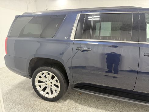 Used 2020 Chevrolet Suburban LT w/ Luxury Package image 9