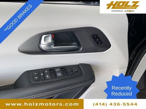 Used 2024 Chrysler Pacifica Touring-L image 14