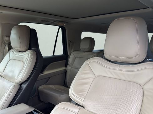 Used 2022 Lincoln Navigator L Reserve AWD/4WD image 9