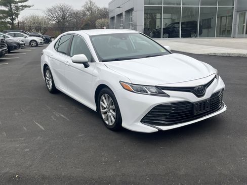 Used 2019 Toyota Camry LE image 2