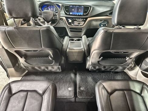 Used 2024 Chrysler Pacifica Touring-L image 20