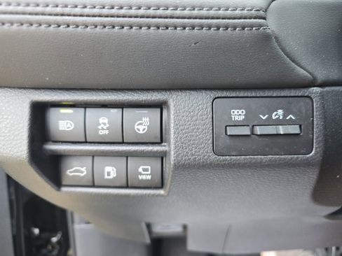 Used 2020 Toyota Avalon Touring w/ Advanced Safety Package image 17