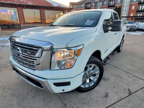 Used 2022 Nissan Titan SV w/ SV Convenience Package image 3