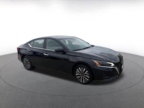 Used 2025 Nissan Altima 2.5 SV image 2