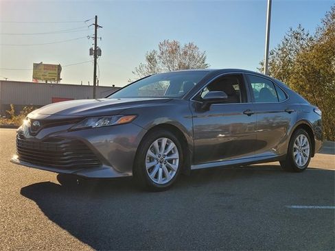Used 2018 Toyota Camry LE image 4