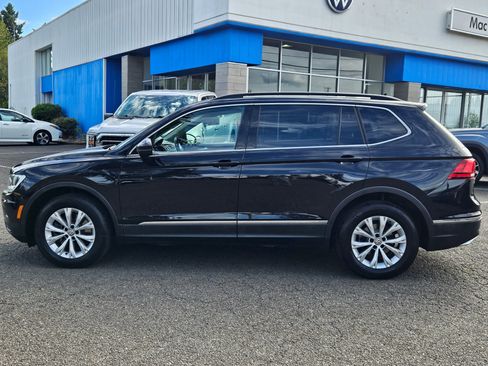 Used 2018 Volkswagen Tiguan SE w/ Panoramic Sunroof Package image 2