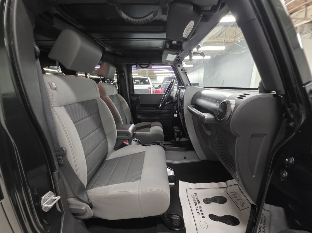 Used 2010 Jeep Wrangler Unlimited Rubicon w/ Dual Top Group AWD/4WD image 28