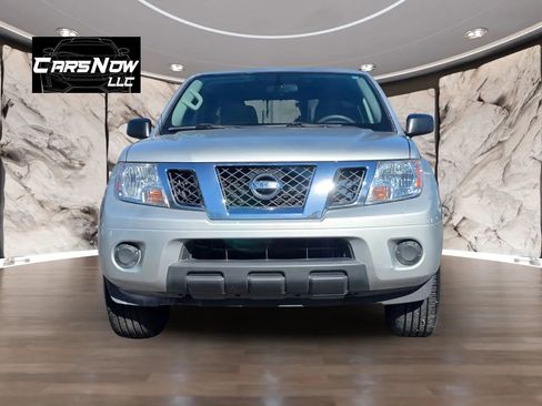 Used 2019 Nissan Frontier SV image 2