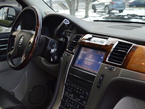 Used 2014 Cadillac Escalade Platinum image 32