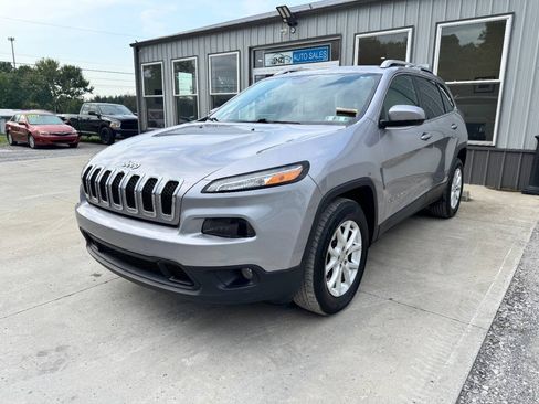 Used 2018 Jeep Cherokee Latitude Plus AWD/4WD image 4