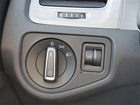 Used 2015 Volkswagen Golf S image 19