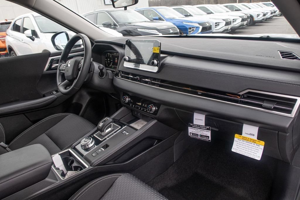 Used 2025 Mitsubishi Outlander ES AWD/4WD image 14