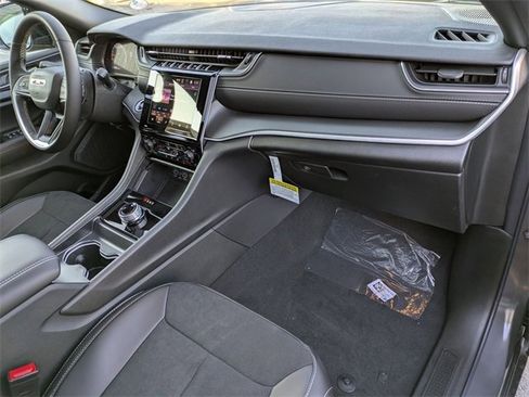 New 2025 Jeep Grand Cherokee Altitude image 29