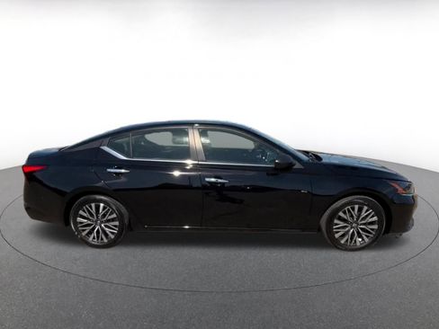 Used 2025 Nissan Altima 2.5 SV FWD image 16