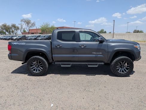Used 2017 Toyota Tacoma TRD Off-Road w/ Premium & Technology Package AWD/4WD image 4