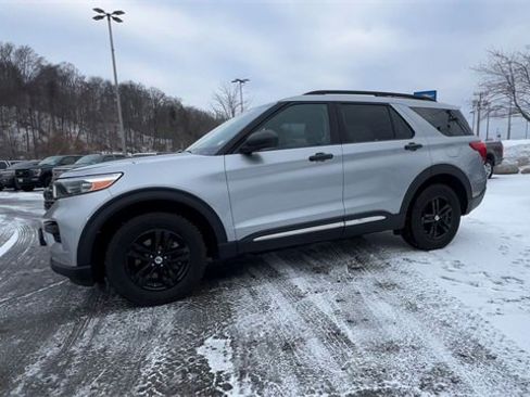 Used 2022 Ford Explorer XLT image 4