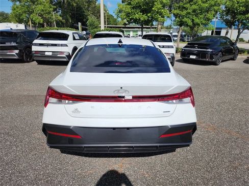 New 2025 Hyundai Elantra Limited image 4