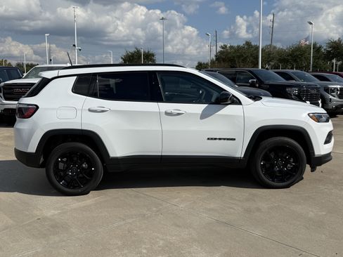 New 2026 Jeep Compass Latitude image 3