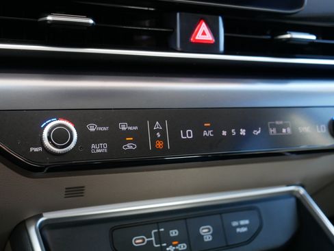 Used 2025 Kia Carnival FWD image 23