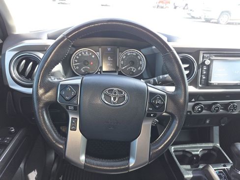 Used 2017 Toyota Tacoma SR5 w/ Tow Package AWD/4WD image 18