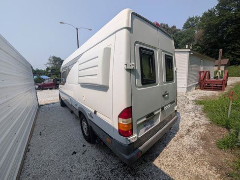 Used 2005 Freightliner Sprinter 2500 RWD image 7