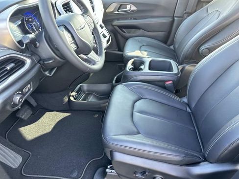New 2026 Chrysler Pacifica Select FWD image 23