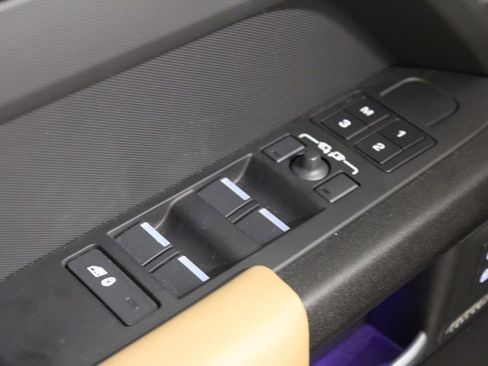 Used 2025 Land Rover Defender 110 V8 image 17