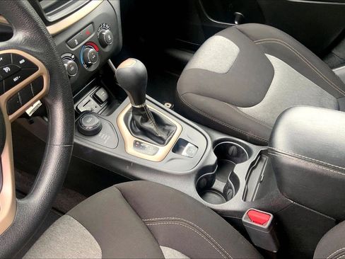 Used 2018 Jeep Cherokee Latitude AWD/4WD image 18