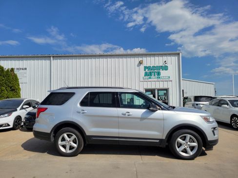 Used 2018 Ford Explorer XLT w/ Equipment Group 201A AWD/4WD image 8