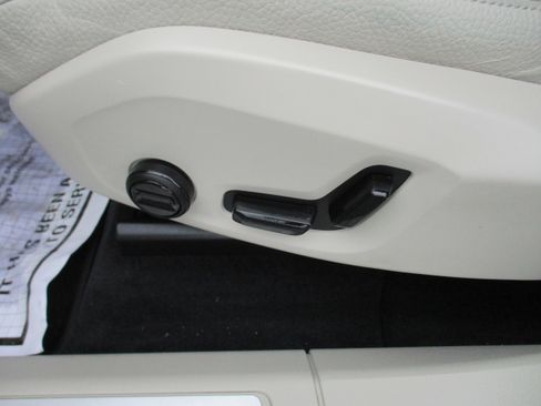 Certified 2022 Volvo XC60 B5 Momentum w/ Climate Package image 17