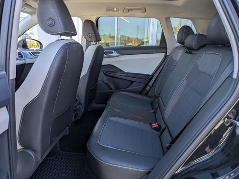 Used 2025 Volkswagen Taos SE w/ Panoramic Sunroof Package AWD/4WD image 27