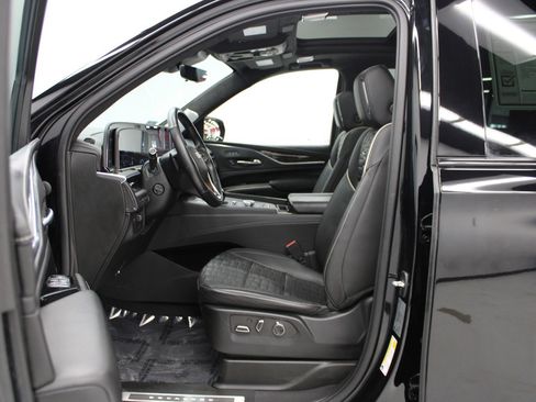 Used 2023 Cadillac Escalade ESV Sport Platinum w/ LPO, ONYX Package image 19
