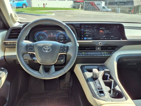 Used 2023 Toyota Crown AWD/4WD image 5