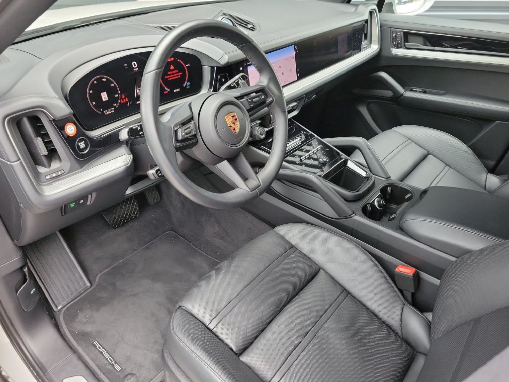 Certified 2026 Porsche Cayenne Coupe AWD/4WD image 4